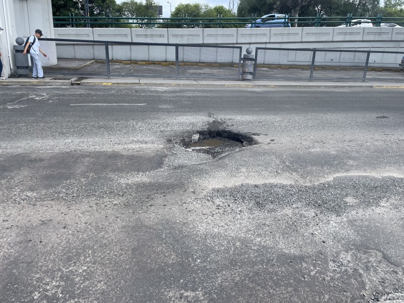 Bache con tamaño de cráter en Paseo Tollocan