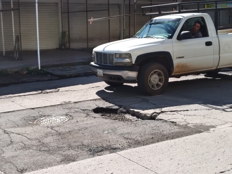 Bache de un año afecta vialidad de la avenida Zapopan