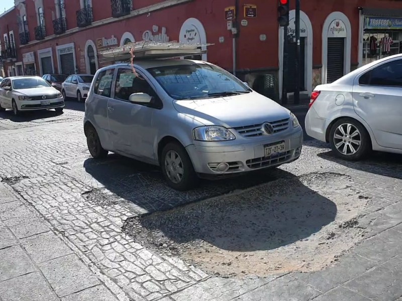 Bache desquicia tráfico en Centro Histórico