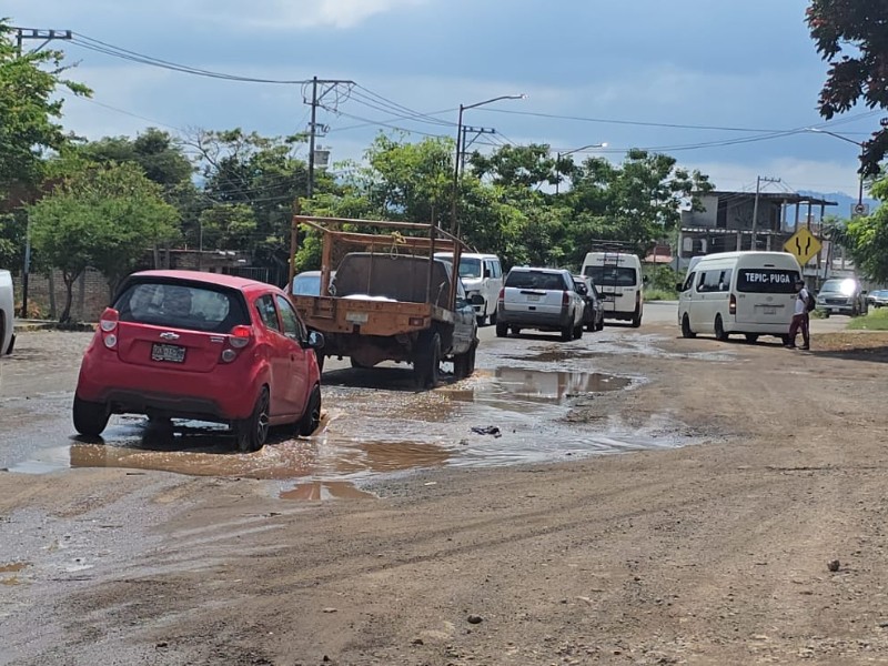 Bache en Av. México genera Caos Vial