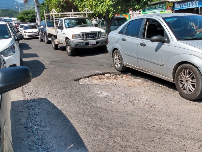 Bache en Av.Rey Nayar causa caos vial