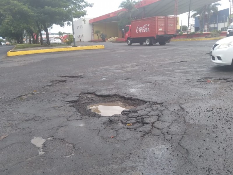 Bache en glorieta del Ángel provoca caos vial