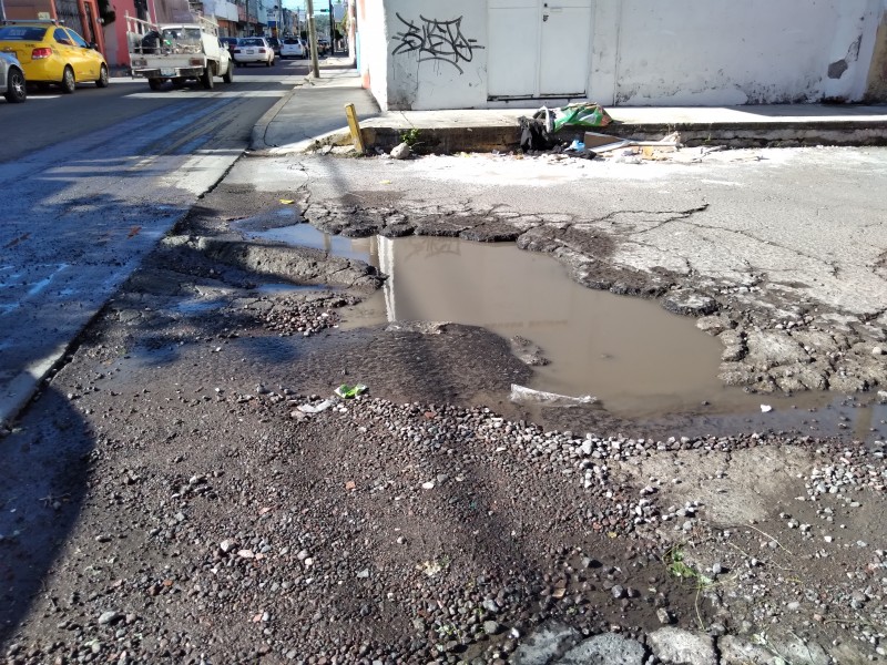 Bache en la Calle López Rayón sigue sin ser atendido