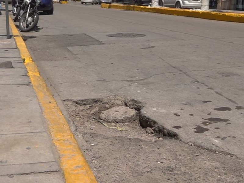 Bache en plena avenida 20 de Noviembre causa afectaciones