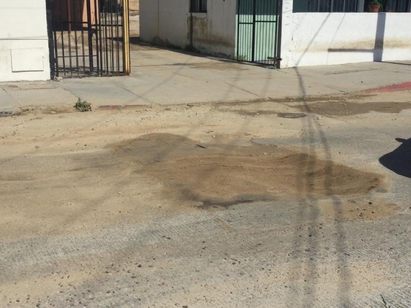 Bache frente a Hospital en boulevard concurrido