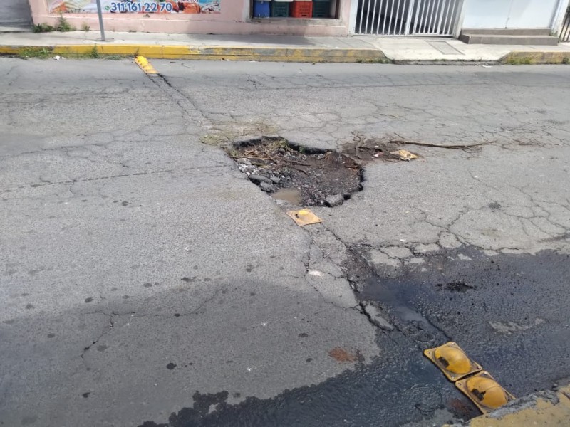 Bache genera caos vial en calle Sanganguey