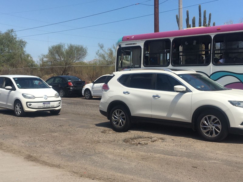 Bache provoca caos vial en colonia Solidaridad II