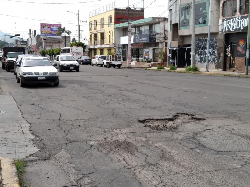 Bache pone en peligro a conductores de av. Insurgentes