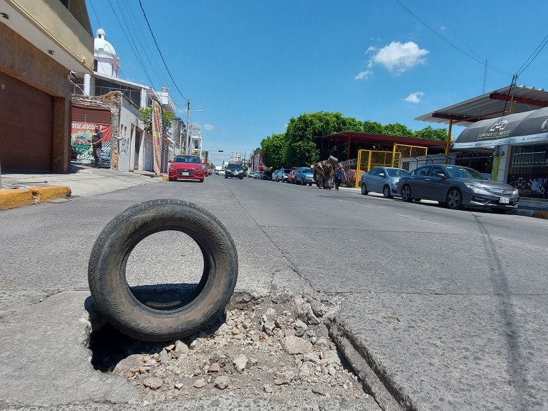 Bache pone en riesgo vida de choferes y ciudadanos