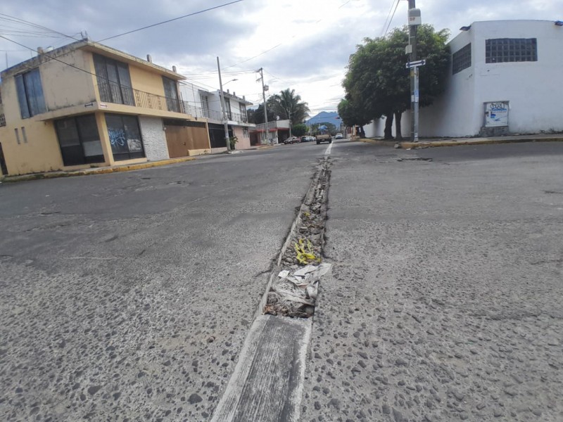 Bache y zanja afectan vialidad en avenida Allende.
