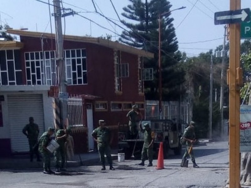 Bachean militares calle afectada por lluvias