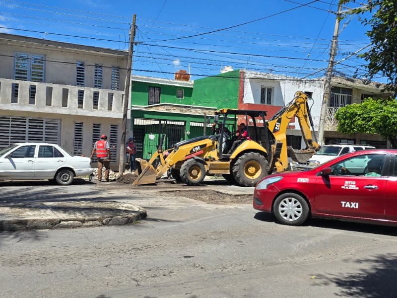 Bacheo en la Amado Nervo complican vialidad y generan tensión