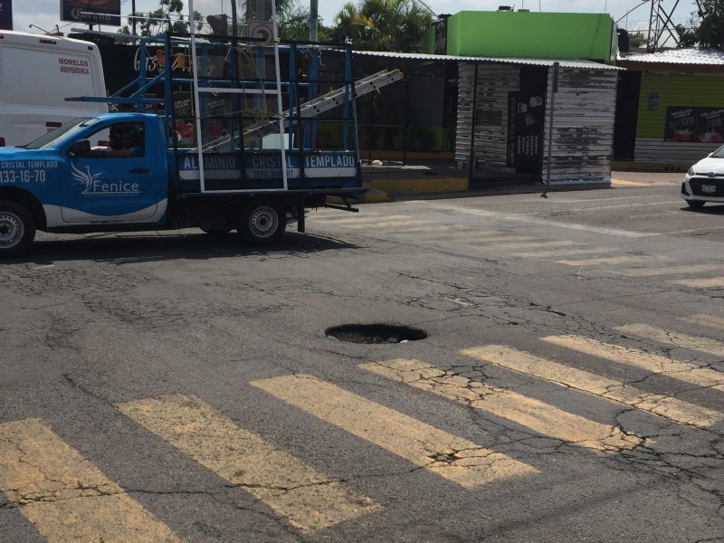 Baches afectan circulación de la av. Jacarandas