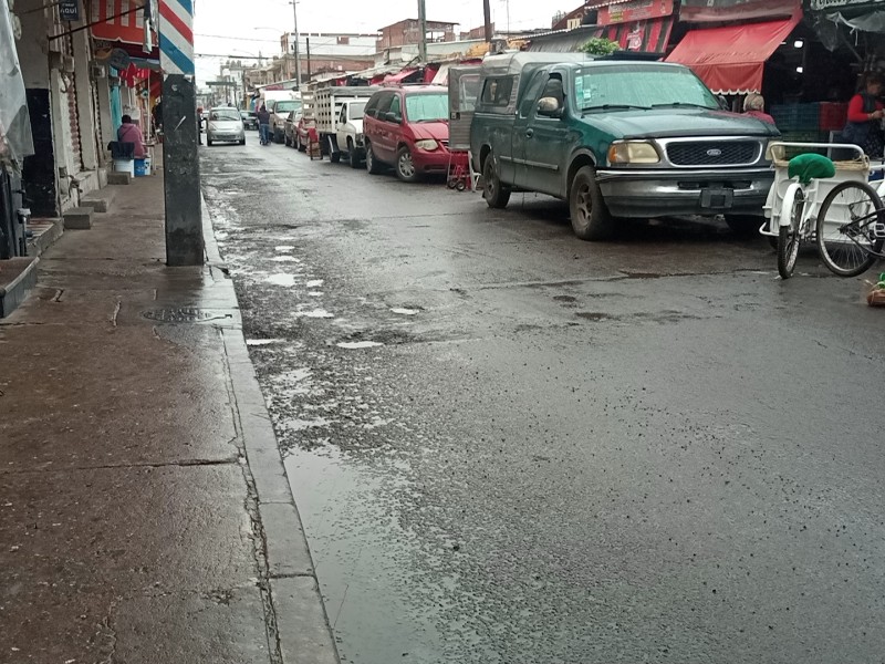 Baches aparecen en la 5 de Mayo, ciudadanos piden atención