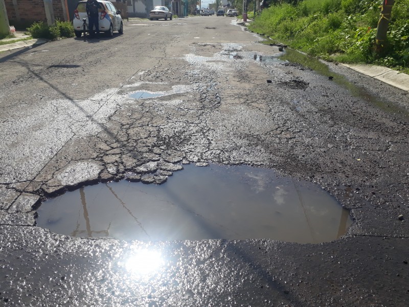 Baches cumplen 2 meses;  vecinos los taparán