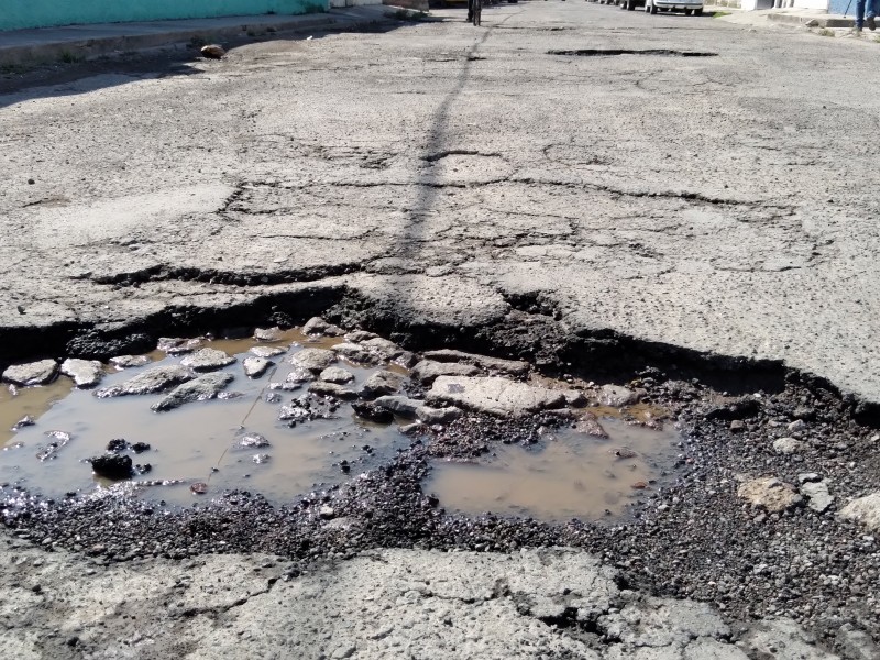 Baches dificultan transitar por la calle Jerusalén