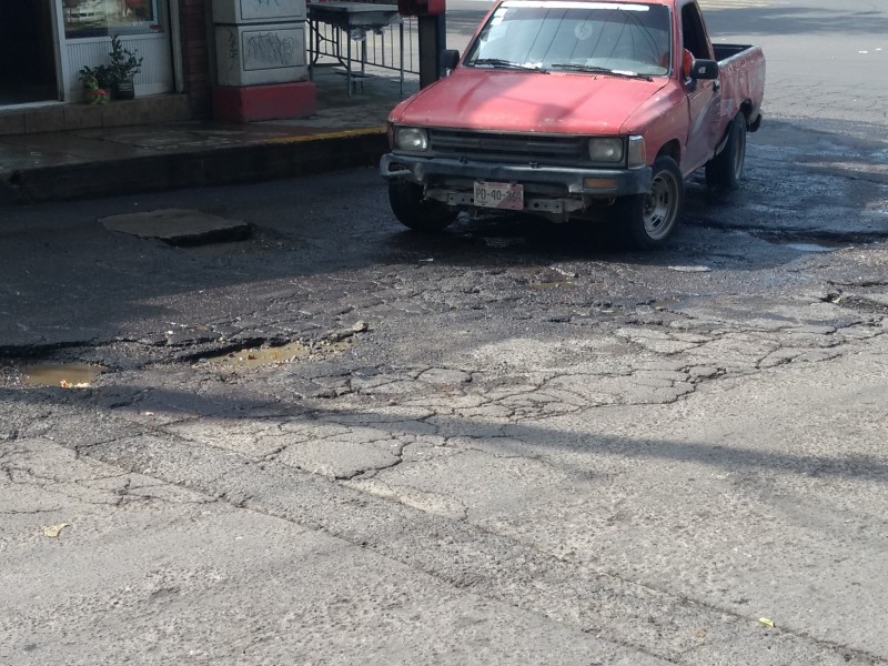 Baches dificultan vialidad en calle Alaska