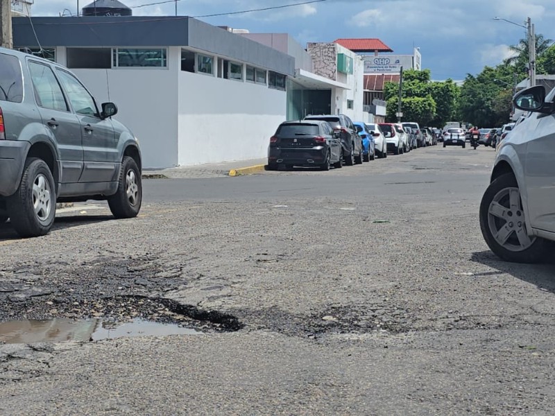 Baches e inundaciones afectan a vecinos y conductores en la San Juan
