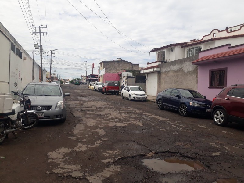 Baches e inundaciones en calle Javier Moreno