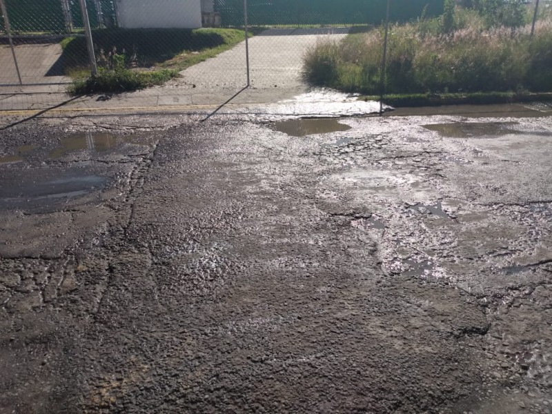 Baches en Avenida Andrómeda requieren solución