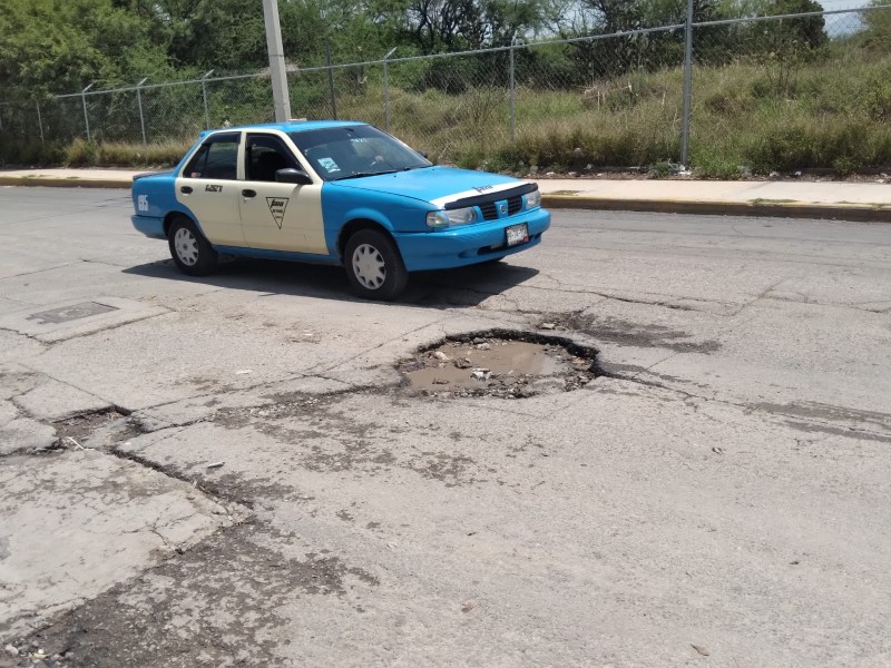 Baches en avenida de la juventud sin atenderse por más de un año