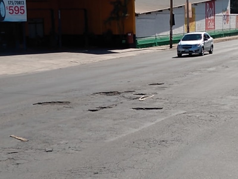 Baches en Av.Insurgentes pone en riesgo a automovilistas