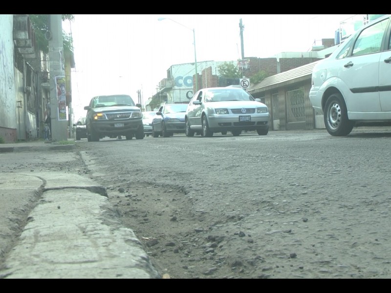 Baches en Cazadora molestan a ciudadanos y automovilistas