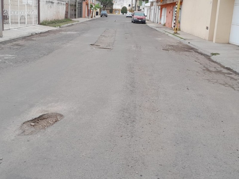 Baches en calle viña del mar tienen cansados a vecinos