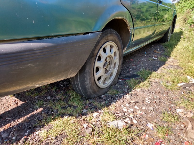 Baches en carreteras provocan percances viales