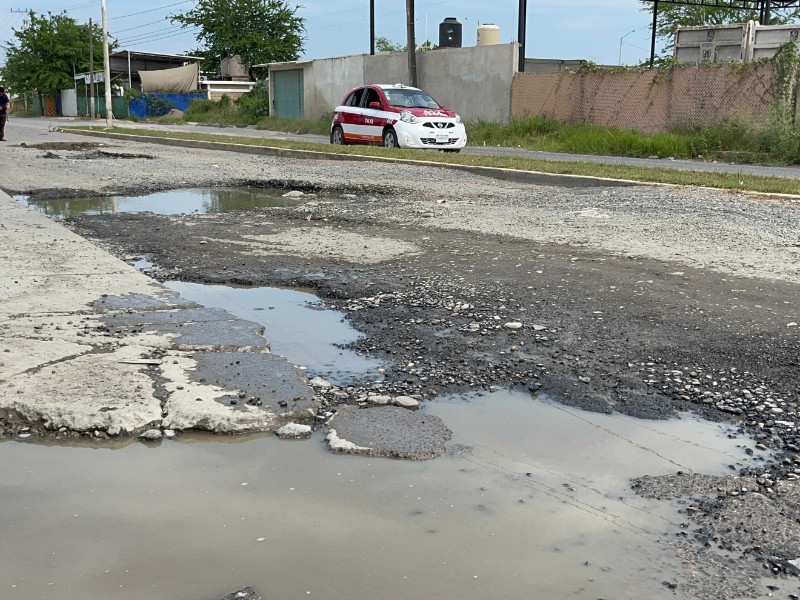Baches en libramiento López Mateos afectan movilidad y provocan riesgo