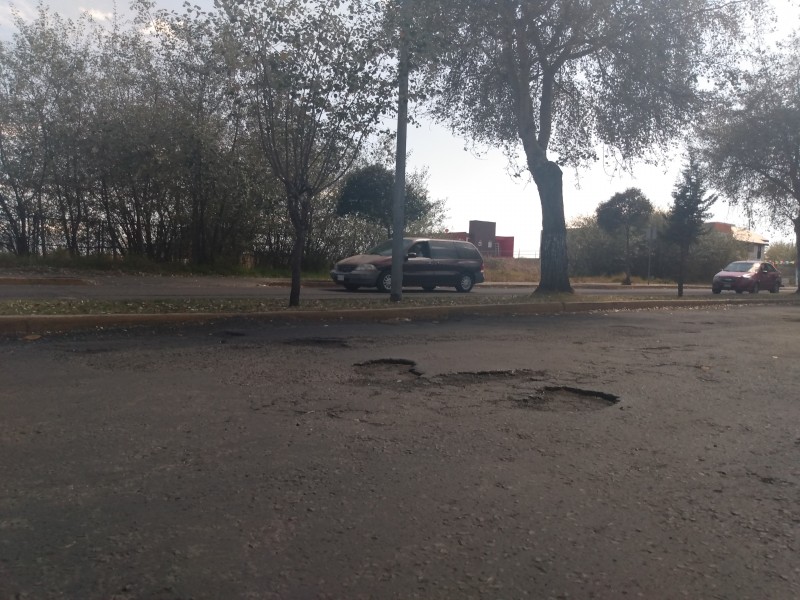 Baches en Metepec afectan a automovilistas