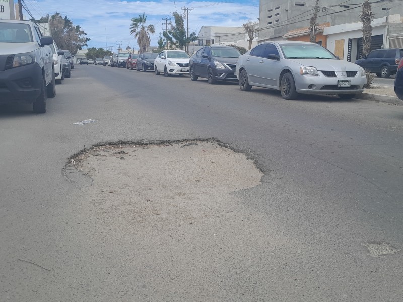 Baches en vialidades afectan a automovilistas