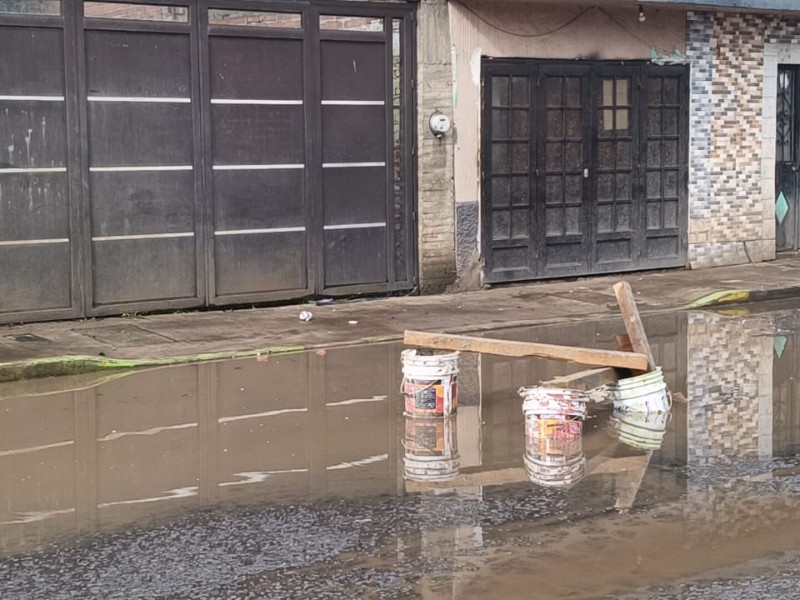 Baches en zona poniente de Zamora por lluvias.