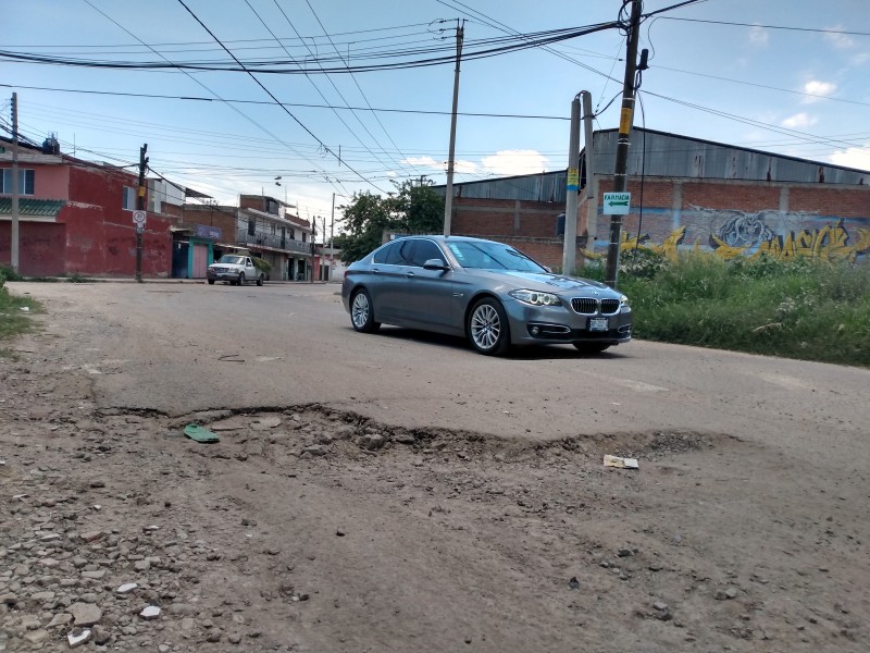 Baches enormes generan riesgo en Colonia Los Pinos