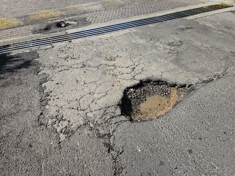 Baches, entre el deterioro de calles y riesgo para automovilistas