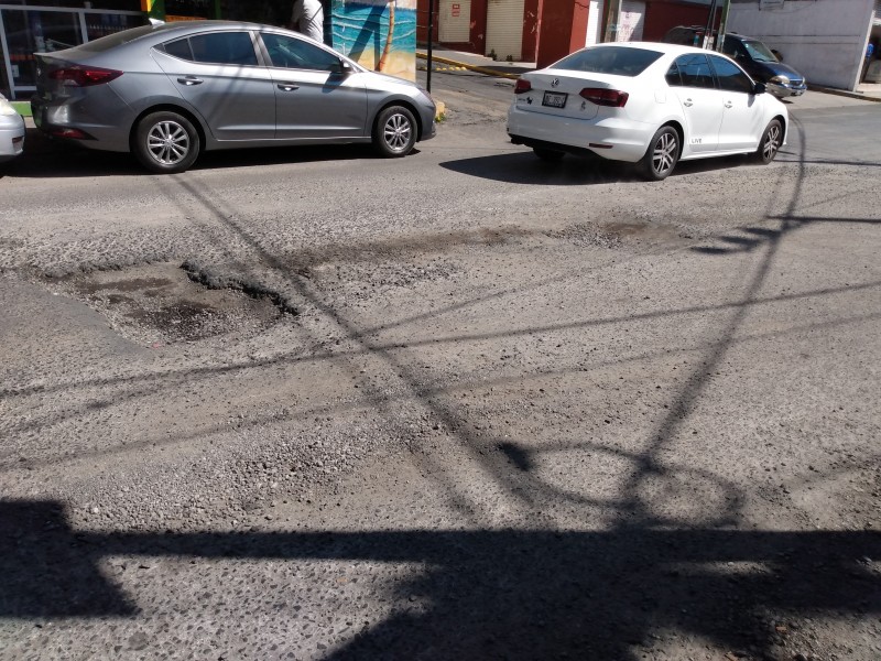 Baches generan accidentes en el centro de Toluca