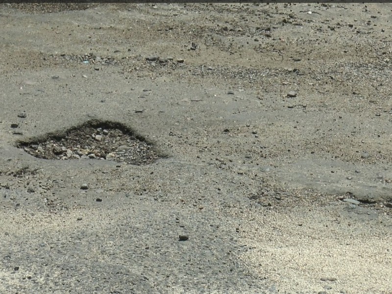 Baches generan retraso en rutas de transporte publico.