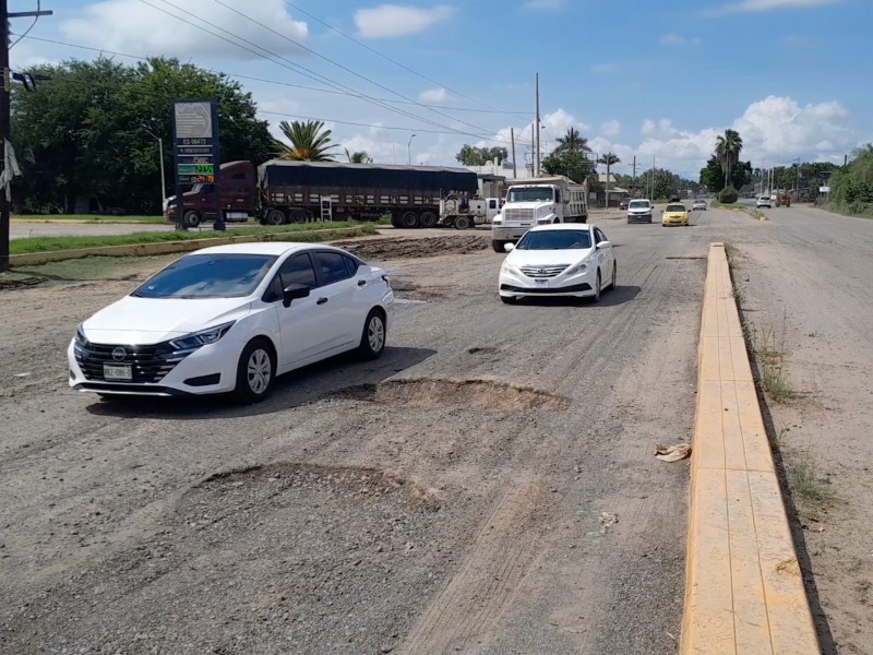 Baches gigantes amenazan seguridad vial en Guasave