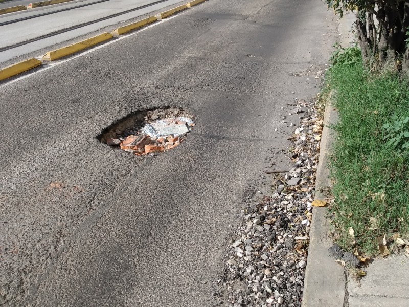 Grandes baches en la Héroes de Nacozari