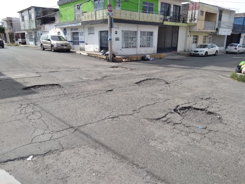 Baches hacen imposible transitar calle Francisco González Bocanegra