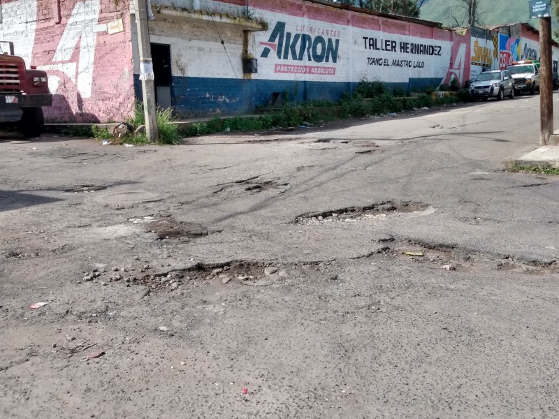 Baches, inseguridad y choques en la calle Washington