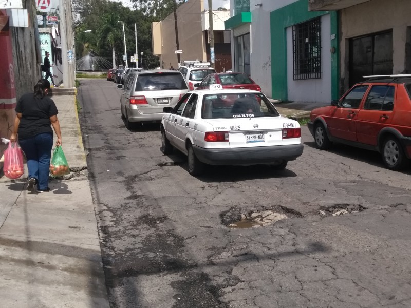 Baches obstruyen circulación en la calle Dr. Martínez