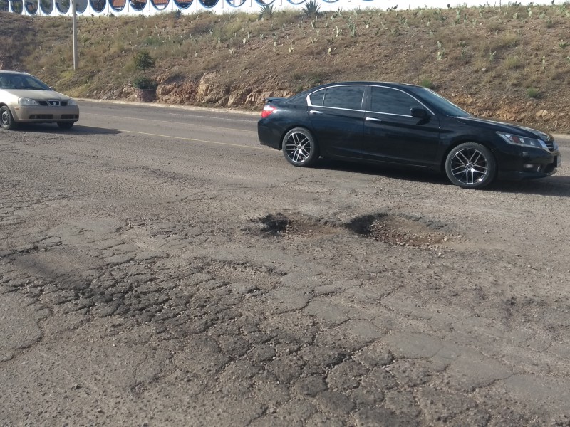 Baches peligrosos en periférico y maquiladora Chamberlain