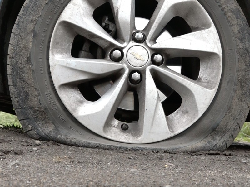 Baches poncha llantas, un riesgo diario en Toluca
