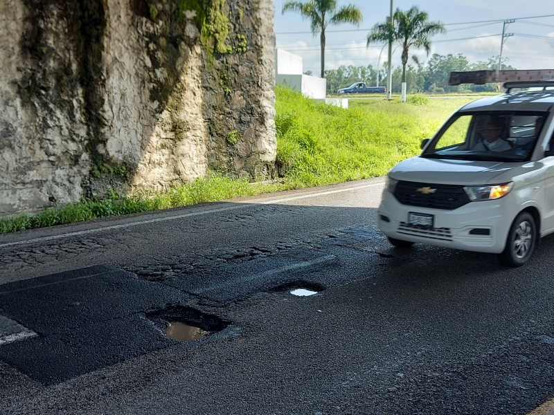 Baches ponen en riesgo vida de automovilistas en Libramiento Carretero