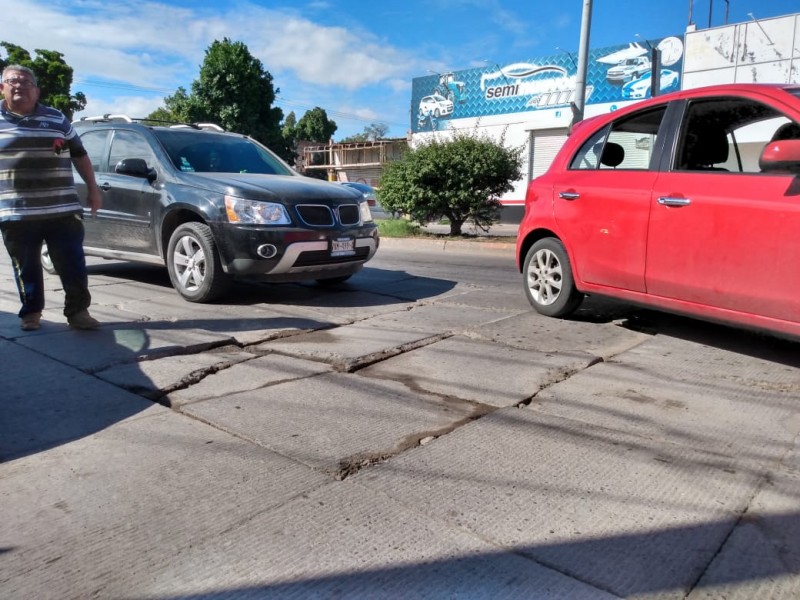 Baches provocan accidentes