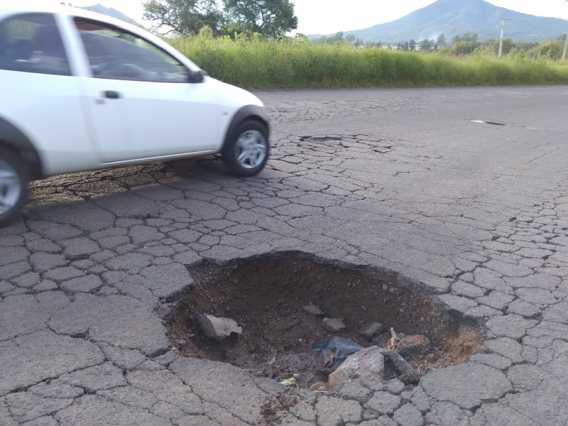 Baches provocan accidentes viales en la carretera Jacona-Los Reyes