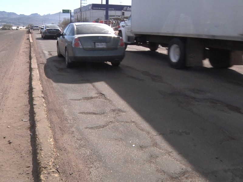 Baches provocan molestia en automovilistas