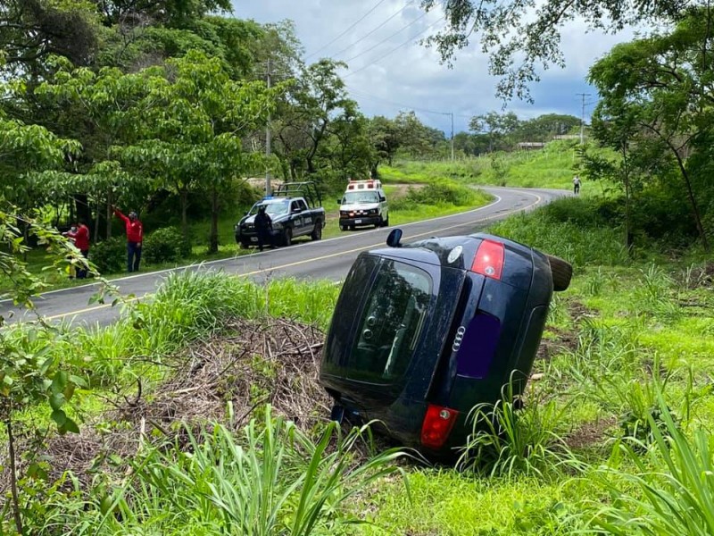 Baches provocaron 12 accidentes en carretera Comala - Suchitlán