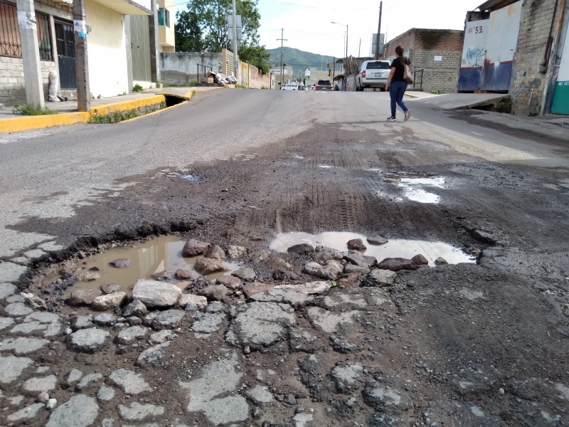 Baches reaparecen en calles Franciso Villa y Palomas